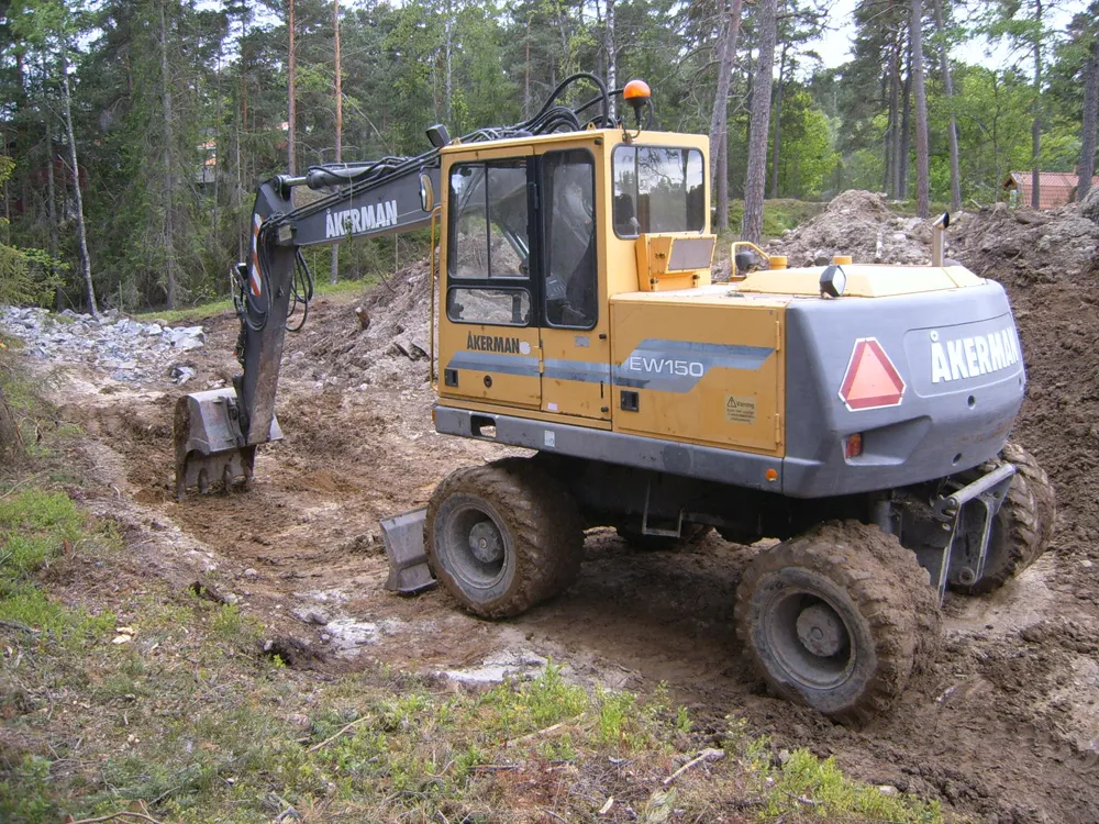 Hjulgrävare från Åkerman vid terrassering av väg